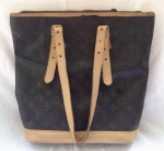 Bela bolsa feminina ao gosto Louis Vuitton. Med. 30cm