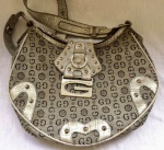 Linda bolsa feminina da marca Guess na cor prateada. Med. 32cm