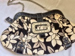 Linda bolsa feminina da marca Guess no tom preto e branco, decorado com flores.Possui alça extra. Med. 35cm