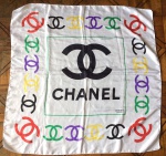 Belíssimo lenço feminino ao gosto chanel.  Med. 83x83cm