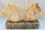 Belíssimo par de serres livres representando cavalo em pedra sabão. Med. 19cm (no estado)