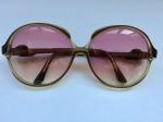 Lindo óculos feminino para sol da marca Yves Saint Laurent. Lentes fruta cor.
