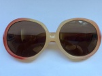 Antigo óculos anos 60/70, modelo vintage. Hastes nas cores beje e vermelho.