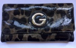 Linda carteira da marca Guess no estilo oncinha. Med. 19cm (bom estado de conservação)