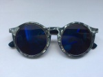 Elegante óculos feminino para sol, armação imitando madrepérola, lentes espelhadas na cor azul.