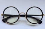 Belíssimo óculos estilo John Lennon. Armação na cor preta com apliques dourados.