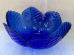 Antigo centro centro de mesa em vidro na cor azul, representando folhas. Med. 29cm e 9cm de alt.