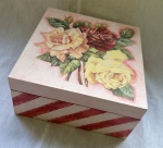 Linda caixinha porta joias em madeira pintada a mão no tom rosa. Med. 19x19x10cm