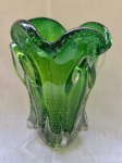 Antigo vaso em vidro de murano com bolhas no tom verde. Anos 50.  No estado. Med. 23x15cm