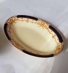 Bela petisqueira em faiança Inglesa, déc. de 50. Bordas filetadas a ouro e na cor azul cobalto. Med. 21x14cm