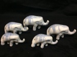 Seis lindos elefantinhos da sorte em porcelana chinesa no tom branco e azul. Med. 8x4 maior e 5x3cm menor
