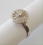 COPIA DE JOIA - Anel de prata de lei, teor 925, com banho de ródio. Cravejado por zirconias brancas. Aro 18.