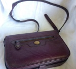 Linda e antiga bolsa em couro da marca Victor Hugo na cor roxa. Interior forrado e com várias repartições.  Med. 26x17