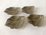 Lindo conjunto com quatro cinzeiros de mão em metal espessurado a prata, representando folhas. Med. 8x7cm (cada)