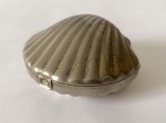 Delicado porta joias em metal prateado, representando concha. Med. 6x6cm