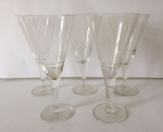Lindo conjunto com cinco taças para vinho branco em cristal lapidado à mão representando ramagens de trigo. Med. 15x7cm