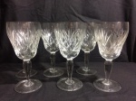 Magnífico jogo de taças para vinho tinto em cristal da déc. de 70, ricamente lapidado com sulcos estrelares. Med. 14X7CM