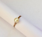 Delicado anel em ouro baixo, galeria central composta por linda pérola Japonesa. Aro. 8