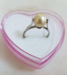 Lindíssimo anel em prata de lei, galeria central composta por linda pérola cultivada. Aro 16.