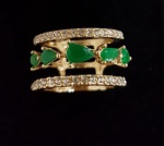 BIJUTERIA FINA- Magnífico anel em metal dourado, ricamente cravejado por pedras brancas e verde esmeralda. Aro 16