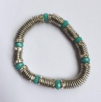 BIJUTERIA FINA- Linda pulseira em metal prateado, composta por pedras na cor branca e azul turquesa.