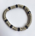 BIJUTERIA FINA- Linda pulseira em metal prateado, composta por pedras na cor branca e preta.