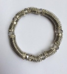 BIJUTERIA FINA- Linda pulseira em metal prateado, composta por pedras na cor branca.