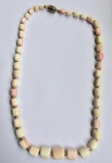 Belíssimo colar com contas em coral Podange. "Podange" é a adaptação da expressão francesa "peau d'ange", que significa pele de anjo. Med. 24cm (fechado)