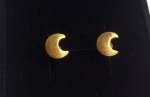 Lindo par de brincos em ouro amarelo, escovado, representando meia lua.