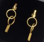 Lindo par de brincos pendentes em ouro amarelo, metade escovado e metade liso. Cravejado por pedra de brilhante. Med. 3cm