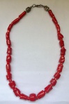 JOIA- Magnífico colar com contas em coral na cor vermelha, fecho em metal prateado. Med. 28cm (fechado)