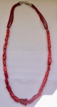 JOIA- Magnífico colar com contas em coral vermelho, terminação em courinho da mesma cor, fecho em metal prateado. Med. 37cm (fechado)