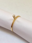 JOIA- Lindíssimo anel solitário em ouro 18k, cravejado por linda pedra em brilhante. Aro 16