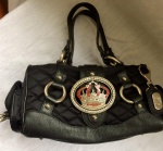 Belíssima bolsa original da marca CARMIM em tecido e couro na cor preta. Ricamente decorada com metal prateado, contrastado e com símbolo da marca ao centro. Med. 35x20cm (perfeito estado, nova, sem uso)