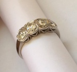 JOIA- Magnífico anel em platina, ricamente cravejada por quatro lindas pedras em brilhantes (aprox. 1,5kl).  Aro. 16/17