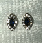 JOIA TURCA - Belíssimo e delicado par de brincos solitários, de prata turca, e prata dourada, teor 925, ricamente cravejados por zirconias, galerias central com belíssima pedra de feitio navete.