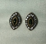 JOIA TURCA - Belíssimo e delicado par de brincos solitários, de prata turca, e prata dourada, teor 925, ricamente cravejados por zirconias, galerias central com belíssima pedra de feitio navete.