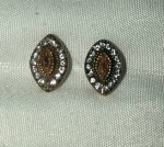 JOIA TURCA - Belíssimo e delicado par de brincos solitários, de prata turca, e prata dourada, teor 925, ricamente cravejados por zirconias, galerias central com belíssima pedra de feitio navete.