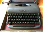 REMINGTON - Antiga máquina de escrever portátil. Anos 50. Acompanha case. Ótimo estado. Mede: 0,,15 x 0,32 x 0,,30 m.