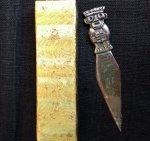 PERU - Objeto decorativo de mesa, faca para abrir envelopes, metal prateado com figura asteca. Na caixa original. 1960. Mede 7 cm aproximadamente.