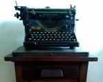 ANTIGUIDADE - Máquina de escrever Underwood, Década 20. Inteira. Origem USA. Mede: 0,25 x 0,40 x 0,35 m. Lote disponível para visitação e retirada em Ipanema, agende com o organizador.