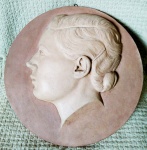 MEDALHÃO  - Gesso e estuque - Alto relevo de busto. - 1936. Artista não identificado. Belíssima peça. Mede aproximadamente 22 cm de diâmetro.