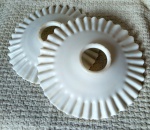 VIDRO - Duas arandelas antigas, em vidro branco leitoso. Lindas. Forma ondulada. Medem. aproximadamente 26 cm de diâmetro. (2 peças iguais).