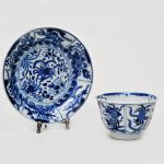 Xicara e pires em porcelana chinesa moldada azul e branco, periodo Kangxi (1662-1722)