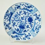 Prato em porcelana chinesa azul e branco, periodo Kangxi (1662-1722), marca no fundo - Diâmetro: 23 cm