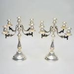Par de candelabros para 5 velas em metal espessurado a prata ao gosto inglês com canelados e braços fitomorfos. Alt: 40,0 cm