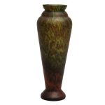 LORRAIN - Vaso em pasta de vidro Art Noveaux, nas cores verde, marrom e telha, assinado a ácido, cerca 1920. Alt: 28,0 cm