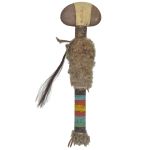 Ferramenta indígena em madeira, pedra, anéis de contas coloridas e pele de ovelha. Comp: 36,0 cm