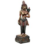 Grande escultura indiana esculpida em monobloco de madeira ricamente policromada representando Krishna. Meds: 98,0 cm