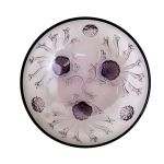 Bowl em cristal na tonalidade ametista com relevo de algas e conchas. Diam: 14,5 cm